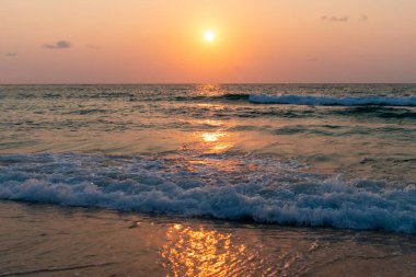 Renkli, canlı bir okyanus dalgası plajı. Yaz mevsimi, gün doğumu ya da gün batımı. Tatil günü arka plan manzarası.. 