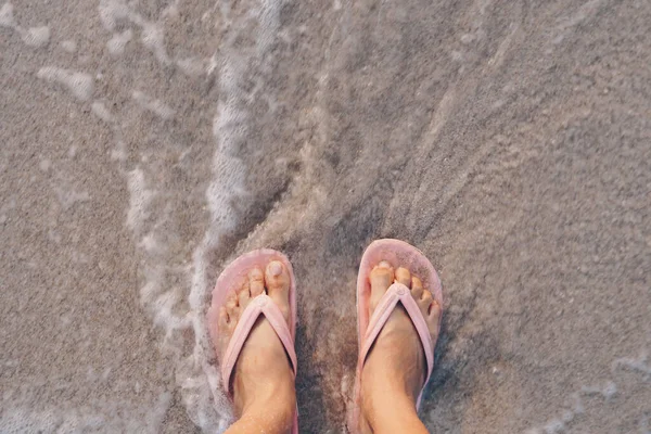 Kadın Ayakları Terlik Giyer Deniz Suyuyla Kaplı Tropikal Kumsalda Durur — Stok fotoğraf
