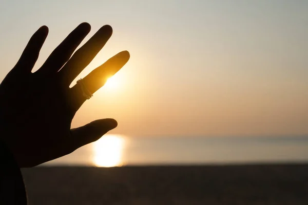 Hand Sträcker Sig Till Solnedgång Himmel Strand Sand Natur Bakgrund — Stockfoto