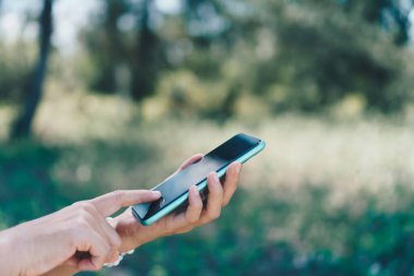 İş yapmak için akıllı telefonu kullanan kadın eli, sosyal ağ, iletişim konsepti.