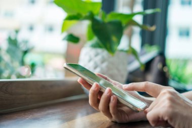 İş yapmak için akıllı telefonu kullanan kadın eli, sosyal ağ, iletişim konsepti.