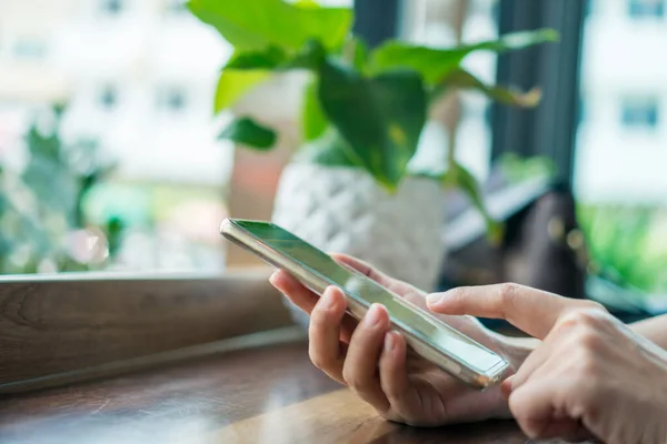 Mano Donna Utilizzando Smartphone Fare Affari Lavoro Social Network Concetto — Foto Stock