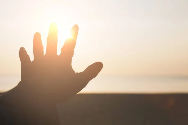 Hand Sträcker Sig Till Solnedgång Himmel Strand Sand Natur Bakgrund — Stockfoto