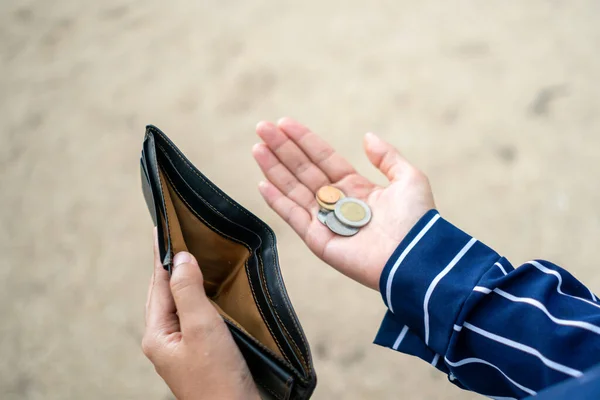 Kvinnan Håller Tom Handväska Och Mynt Handen Vilket Innebär Pengar — Stockfoto