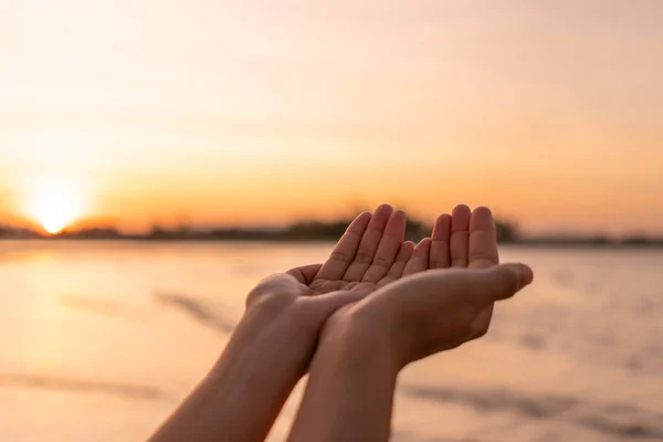 Kvinna Händer Placera Tillsammans Som Från Naturen Framför Solnedgången Strand — Stockfoto