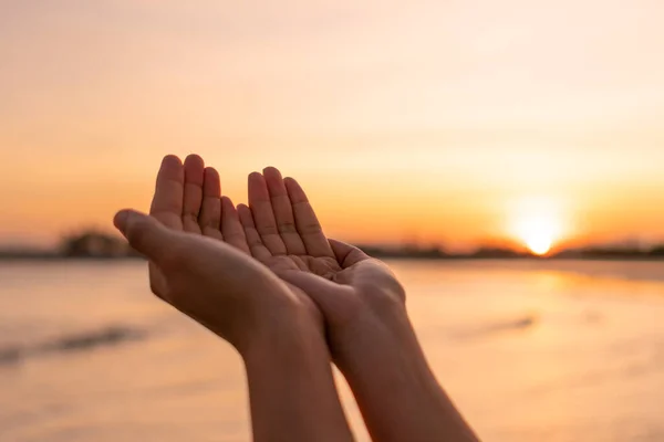 Женщина Руки Положить Вместе Молиться Природы Фоне Заката Пляжа — стоковое фото