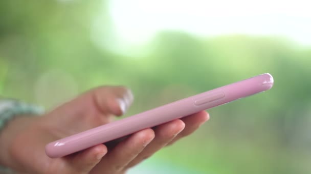 Video Kobieta Ręka Pomocą Smartfona Lub Tabletu Prowadzenia Działalności Gospodarczej — Wideo stockowe