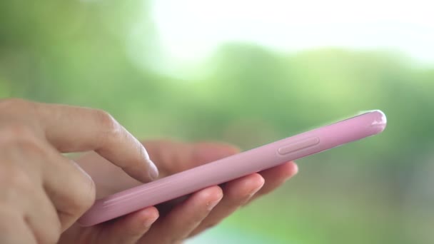 Video Vrouw Hand Met Behulp Van Smartphone Tablet Zaken Doen — Stockvideo