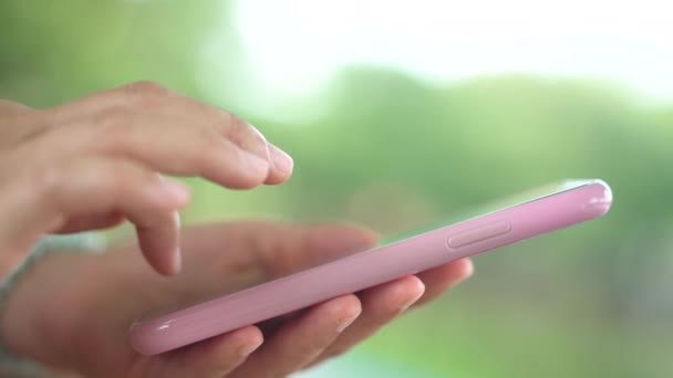 Video Vrouw Hand Met Behulp Van Smartphone Tablet Zaken Doen — Stockvideo