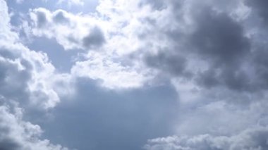 4K video zamanı hızlandırılmış beyaz bulut mavi gökyüzü arkaplan film klipinde hareket ediyor.