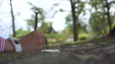 Kadın eli defterine Bokeh Doğa arkaplanlı bir şeyler yazıyor..