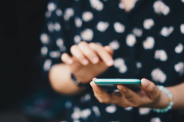 İş yapmak için akıllı telefonu kullanan kadın eli, sosyal ağ, iletişim konsepti.