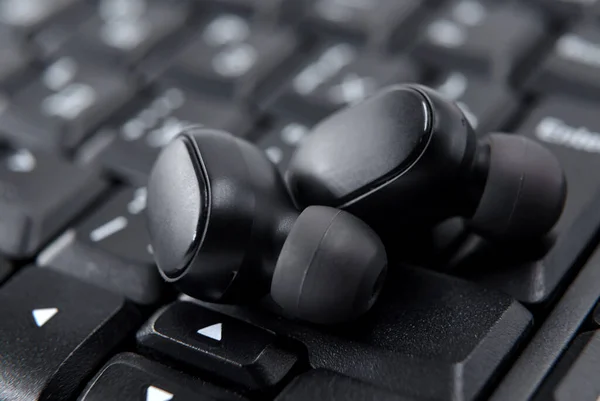 Modern Youth Wireless Headphones Close Lie Keyboard Black — Stock Photo, Image