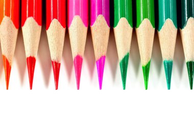 Beyaz arkaplanda renkli kalemler veya yakın plan görüntülerini ayır