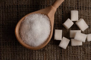 Çuval bezinde şeker parçaları. Granüle şeker yakın çekim. Rafine şeker. Şeker.