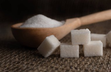 Çuval bezinde şeker parçaları. Granüle şeker yakın çekim. Rafine şeker. Şeker.