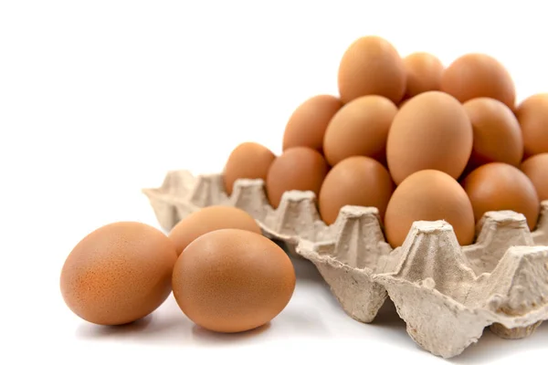 Куриные Яйца Органической Коробке Белом Фоне Крупным Планом Пасха — стоковое фото