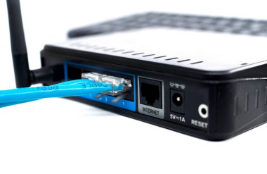 Kablosuz yönlendirici veriyi yüksek hızda aktarmak için uygun bir yoldur. Kablosuz internet. Yönlendirici beyaz arkaplanda izole et