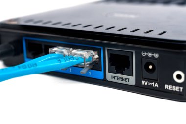 Kablosuz yönlendirici veriyi yüksek hızda aktarmak için uygun bir yoldur. Kablosuz internet. Yönlendirici beyaz arkaplanda izole et