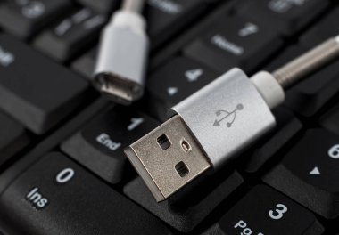 Çevre birimlerini şarj etmek için USB kablosu klavyede siyah olarak bulunmaktadır. Telefonun için şarj oluyorum.