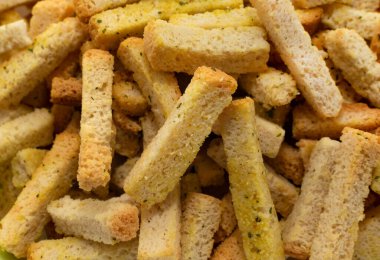 Ekmek kırıntıları küp ve çubuklara yakın çekim. Ekmek. Bira için ekmek kırıntıları. Kırmızılar