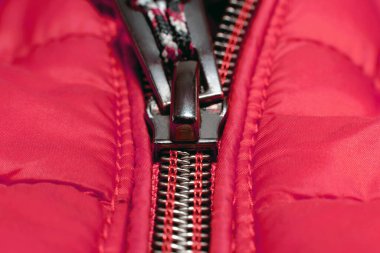 Kırmızı elbisenin fermuarını kapat. Kilitli fermuar. Fermuarlı kumaş