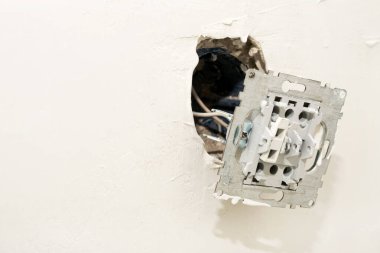Elektrik prizi. Duvardaki prizin tamiri ve kurulumu yakın plan. Elektrik.