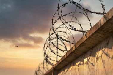 Hapishane. Dikenli telli hapishane duvarı. Hukuk ve adalet