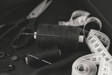 İğne ve iplik. Makas ve santimetre bir terzi, moda tasarımcısı, terzi aletleridir. Kumaş