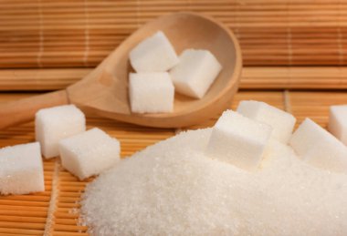 Beyaz şeker. Kumaşın üzerinde Rafine Şeker parçaları. Şeker.