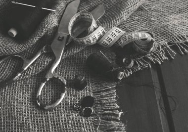 Thimble dikiyorum. İğne ve iplik. Makas ve santimetre bir terzi, moda tasarımcısı, terzi aletleridir.