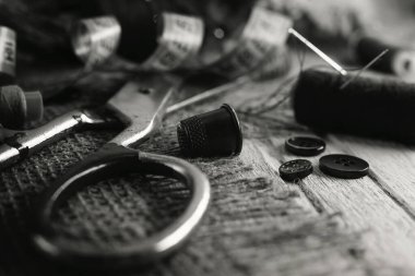 Thimble dikiyorum. İğne ve iplik. Makas ve santimetre bir terzi, moda tasarımcısı, terzi aletleridir.