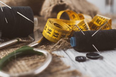 İğne ve iplik. Makas ve santimetre bir terzi, moda tasarımcısı, terzi aletleridir.