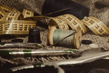 İğne, iplik, makas, dikiş makinesi. Terzi, moda tasarımcısı ve terzi aletleri. Retro Dikiş Araçları