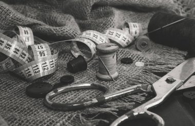 İğne, iplik, makas, dikiş makinesi. Terzi, moda tasarımcısı ve terzi aletleri. Retro Dikiş Araçları