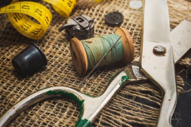 Thimble dikiyorum. İğne ve iplik. Makas ve santimetre bir terzi, moda tasarımcısı, terzi aletleridir.