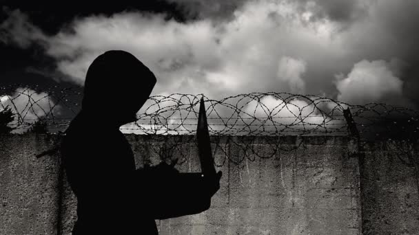 Hacker Stands Wall Prison Barbed Wire Cybersecurity Prison — Stock Video