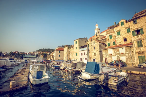 Barcos de pesca en pequeño puerto en Sibenik, Croacia — Foto de Stock