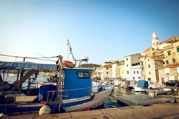 Fiskebåtar i liten hamn i Sibenik, Kroatien — Stockfoto