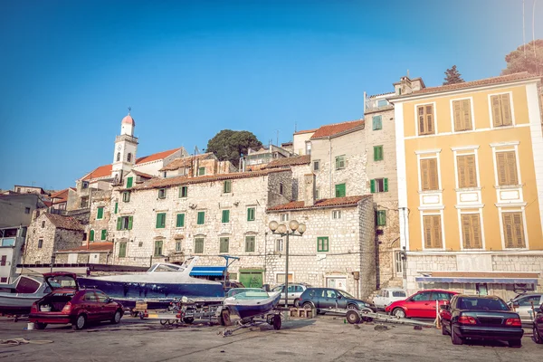 Barcos de pesca en pequeño puerto en Sibenik, Croacia — Foto de Stock