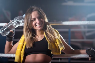 Boksör kız içme suyu