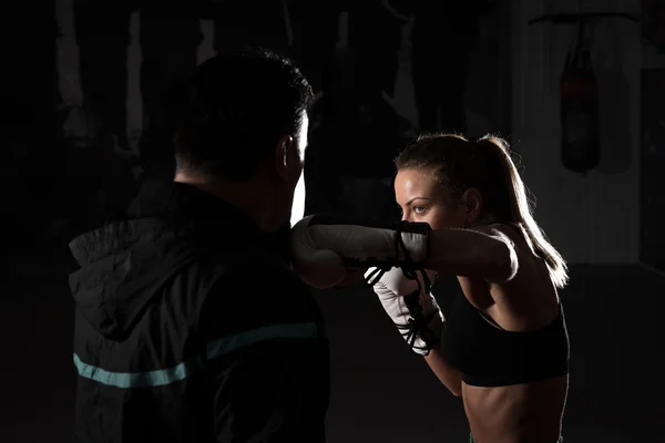 Kickboxing εκπαίδευση θηλυκό — Φωτογραφία Αρχείου