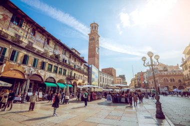 Verona, İtalya gün boyunca Piazza di Erbe