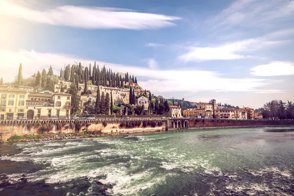 Река Верона и город-крепость, Италия — стоковое фото