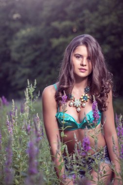 Kız nehir banka çimlere ayakta