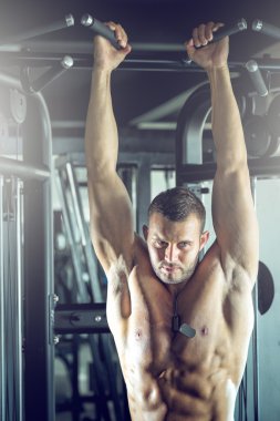 Çekme yapan erkek ups spor salonunda