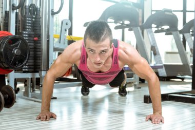 Genç adam Gym şınav