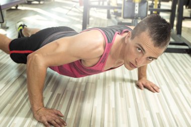 Genç adam Gym şınav