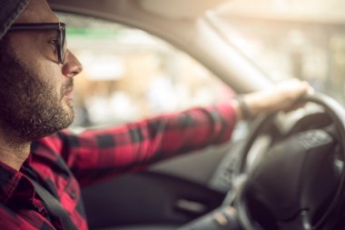 yakışıklı adam sürüş araba