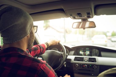 yakışıklı adam sürüş araba